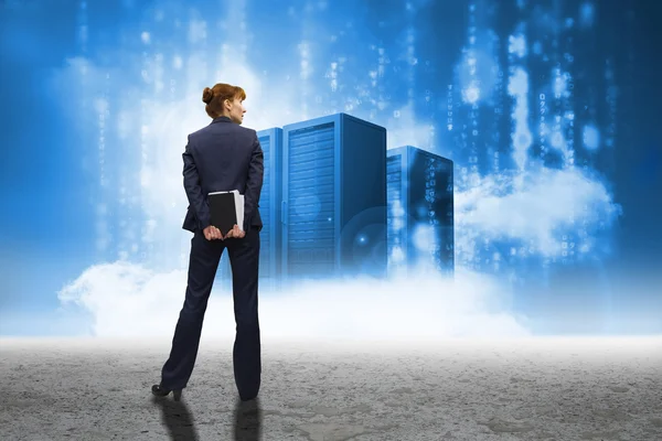 Businesswoman contra cloud computing graphic — Foto de Stock