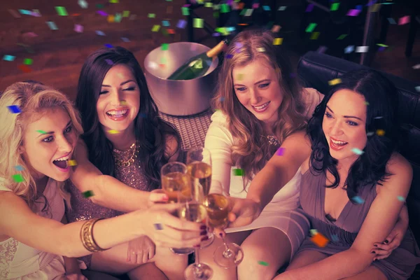 Pretty friends having a drink together — Stock Photo, Image