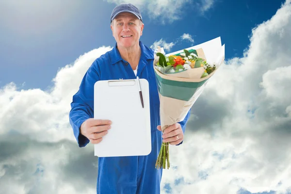 Feliz entrega de flores homem mostrando prancheta — Fotografia de Stock