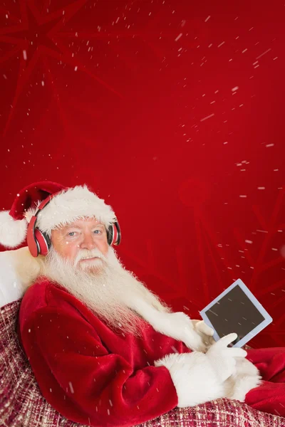 Papá Noel escuchando música — Foto de Stock