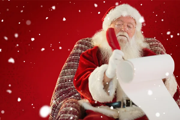 Jultomten skriva list med en gåspenna — Stockfoto