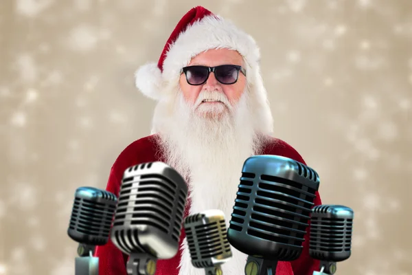 Santa Claus lleva gafas de sol negras — Foto de Stock