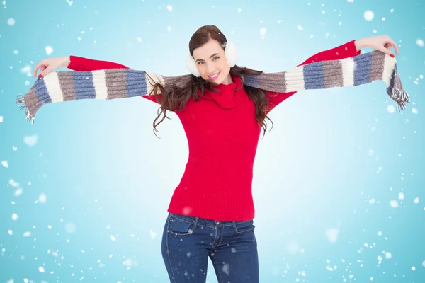 Brunette houden sjaal en de verspreiding van wapens — Stockfoto