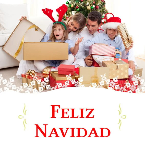 Familia desembalaje regalos de Navidad — Foto de Stock