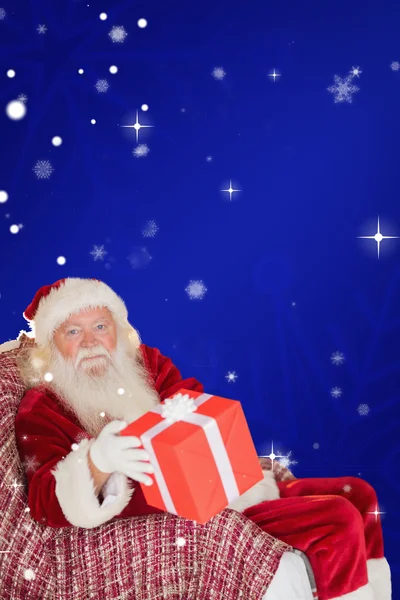 Jultomten erbjuder röda gåva — Stockfoto