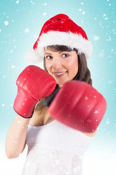 Brünette schlägt mit Boxhandschuhen — Stockfoto