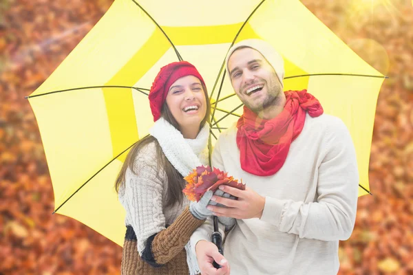 Autunno coppia che tiene ombrello — Foto Stock