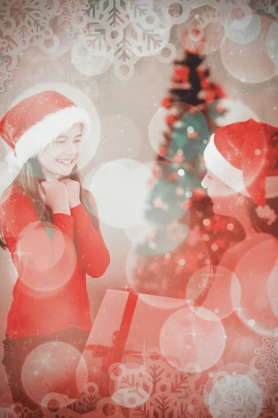 Madre dando a sua figlia un regalo di Natale — Foto Stock