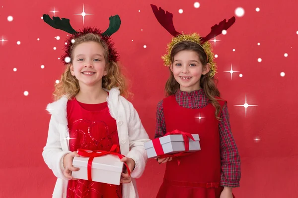 Festliche kleine Mädchen mit Geschenken — Stockfoto