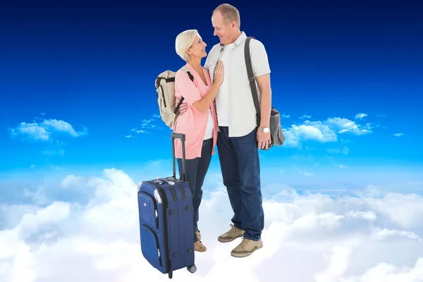 Улыбающаяся пожилая пара собирается в отпуск — стоковое фото