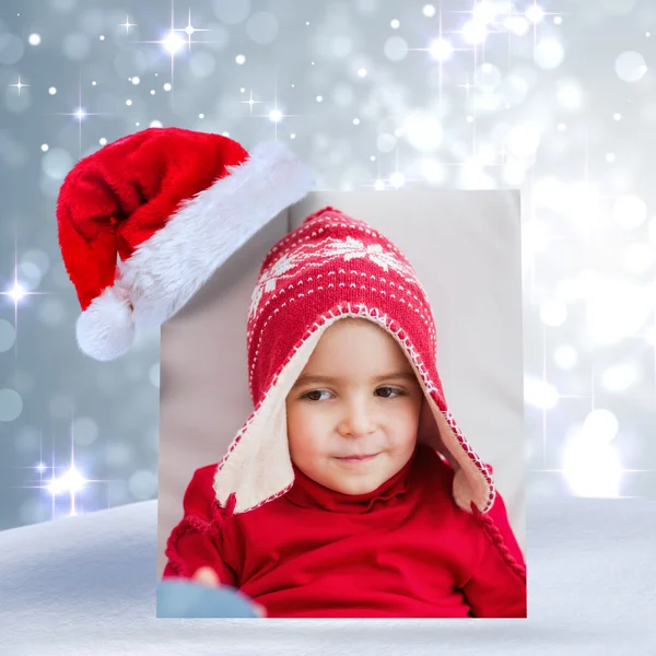 Niño festivo en el sofá — Foto de Stock