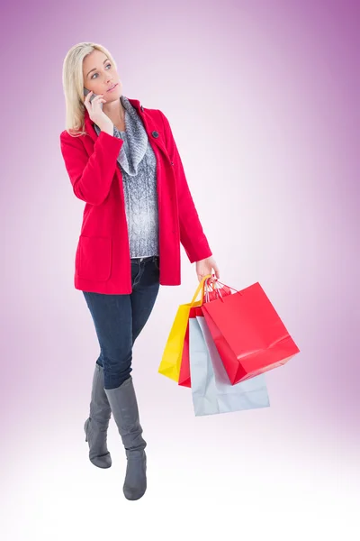 Feliz rubia sosteniendo bolsas de compras —  Fotos de Stock