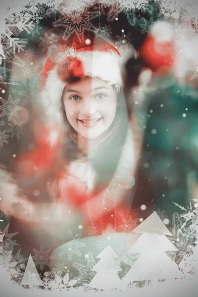 クリスマス ツリーを飾るお祭り少女 — ストック写真