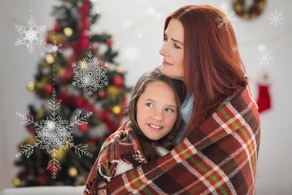 Mother and daughter wrapped in blanket — Stock Photo, Image