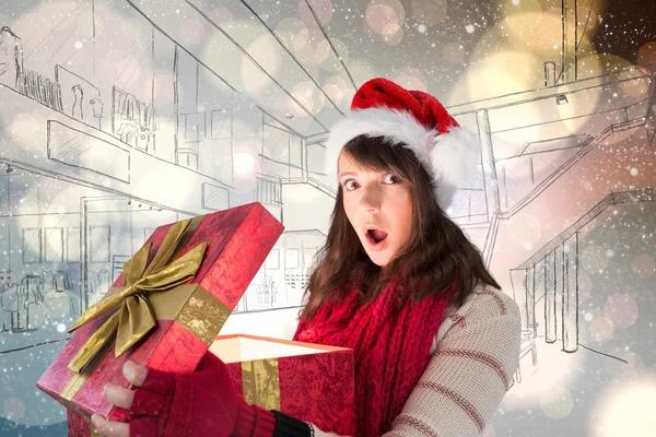 Jonge vrouw gloeiende kerstcadeau openen — Stockfoto