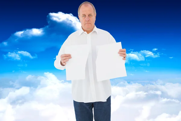 Homem sério segurando folha rasgada de papel — Fotografia de Stock