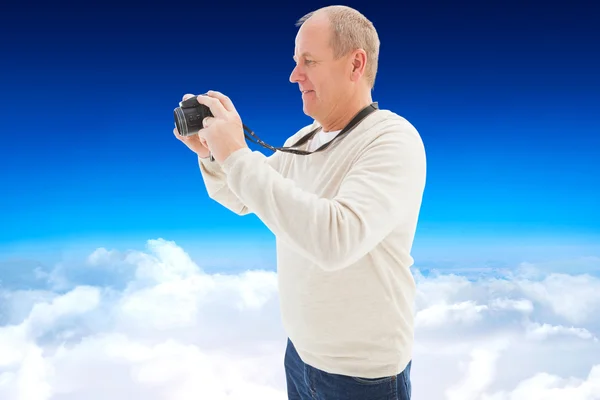 Glücklich reifer Mann beim Fotografieren — Stockfoto