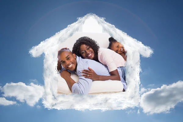 Mutlu aile kanepede birlikte poz — Stok fotoğraf