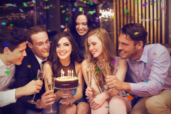 Amigos atraentes comemorando um aniversário — Fotografia de Stock