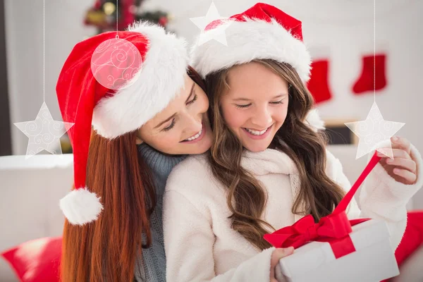 Madre e hija con regalo —  Fotos de Stock