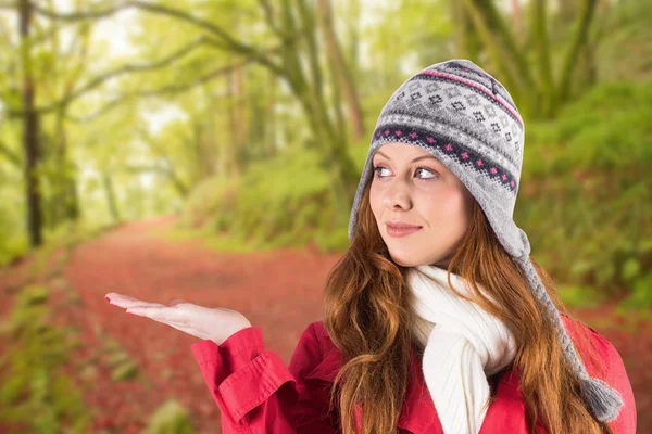 Mooie roodharige in warme kleding — Stockfoto