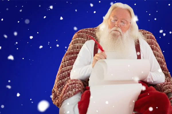 Vater schreibt Weihnachtsliste mit Federkiel — Stockfoto