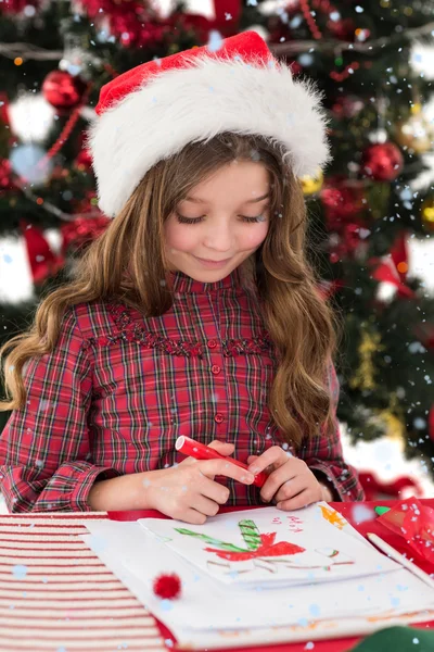 Праздничная маленькая девочка рисует картины — стоковое фото