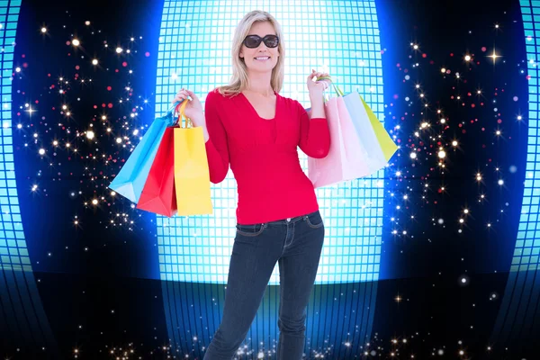Gelukkig blonde bedrijf shopping tassen — Stockfoto