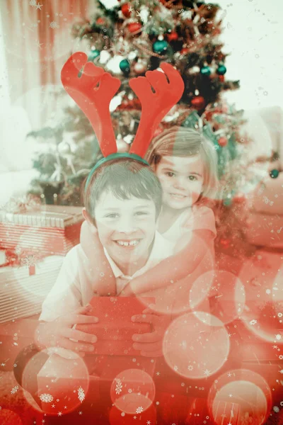 快乐的哥哥和姐姐庆祝圣诞节 — 图库照片