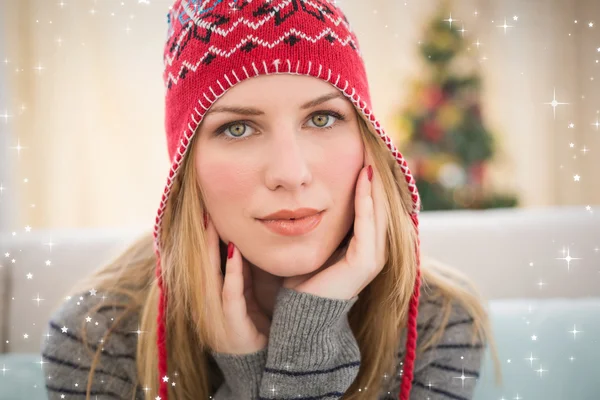 Bella bionda in cappello invernale — Foto Stock