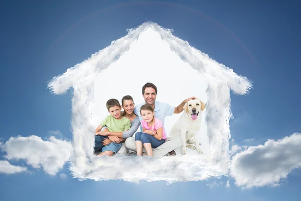 Linda familia con labrador mascota posando — Foto de Stock