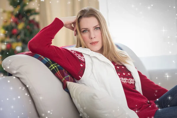 Niedliche Blondine sitzt auf der Couch — Stockfoto