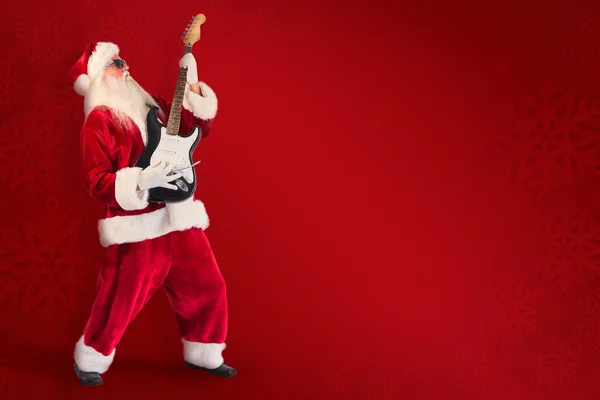 Σύνθετη εικόνα της santa παίζοντας ηλεκτρική κιθάρα — Φωτογραφία Αρχείου