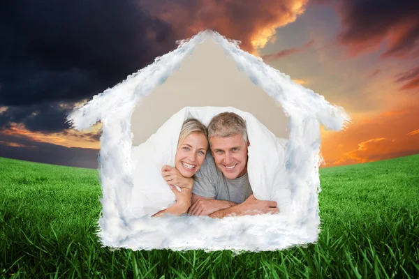 Samengestelde afbeelding voor huis outline in wolken — Stockfoto