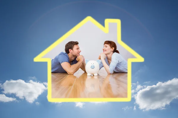 Couple lying on the floor — Stock Photo, Image