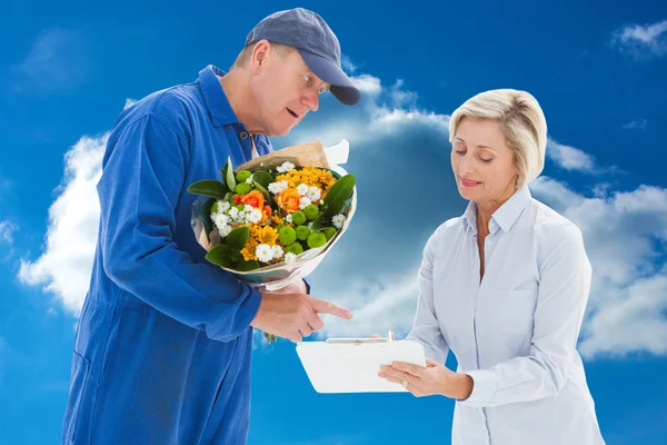 Happy flower delivery man with customer — Stock Photo, Image