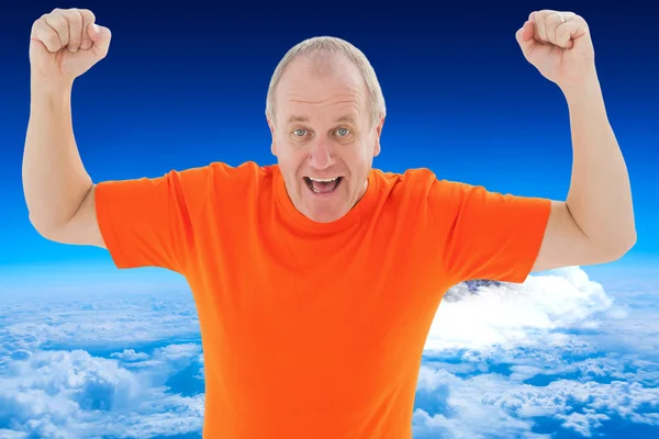 Volwassen man in oranje tshirt juichen — Stockfoto