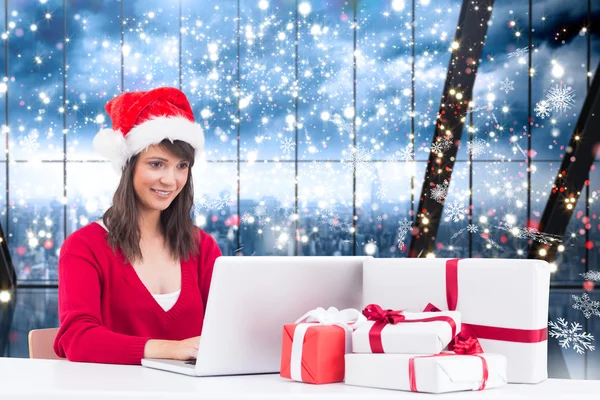 Feestelijke brunette online winkelen met laptop — Stockfoto