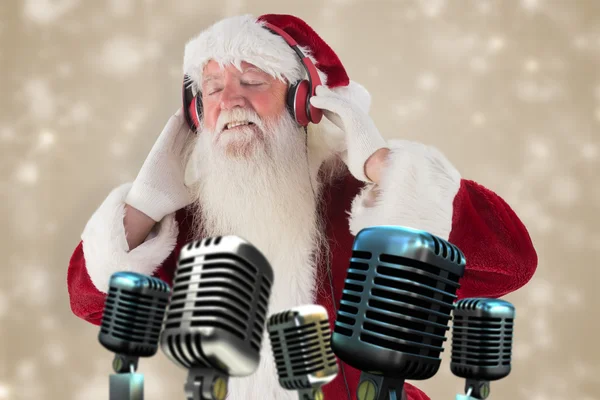 Julemanden nyder noget musik - Stock-foto