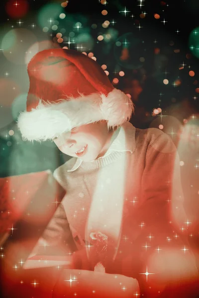 Kind öffnet sein Weihnachtsgeschenk — Stockfoto