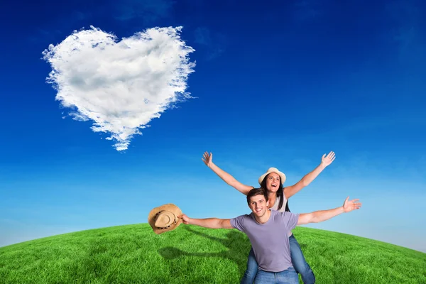 Uomo dando la sua bella ragazza un maialino indietro — Foto Stock