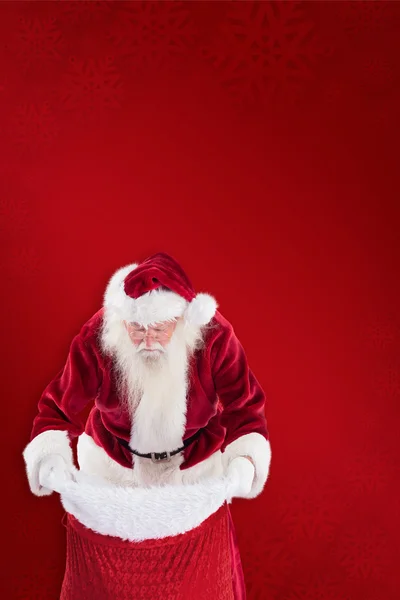 Père Noël regarde dans son sac — Photo