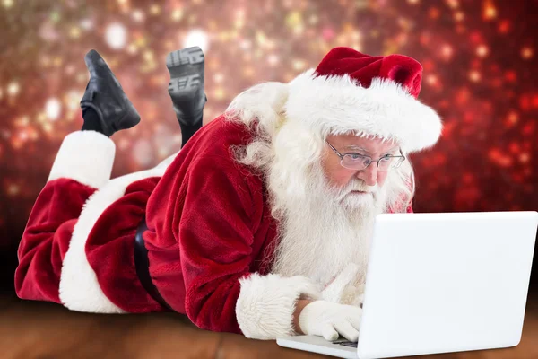 Papai Noel fica na frente de seu laptop — Fotografia de Stock