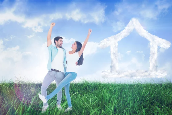 Pareja feliz animando juntos — Foto de Stock