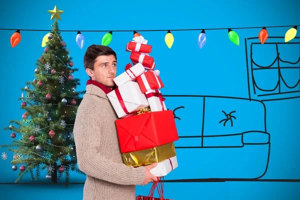 Homme avec de nombreux cadeaux de Noël — Photo