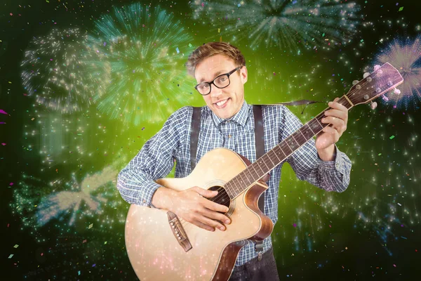 Geeky hipster gitaar spelen — Stockfoto