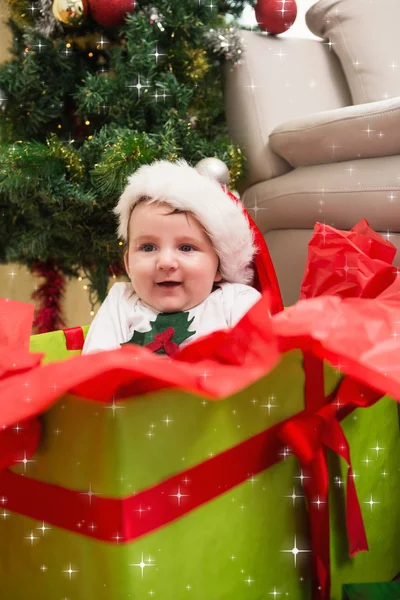 Junge im großen Weihnachtsgeschenk — Stockfoto