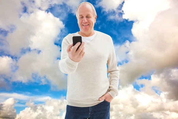 Happy mature man sending a text — Stock Photo, Image