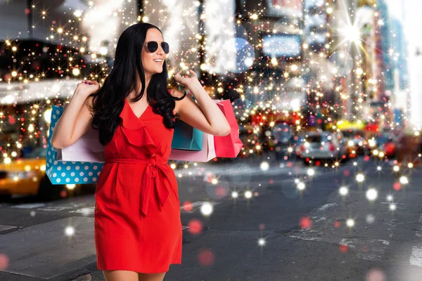 Mujer de pie con bolsas de compras — Foto de Stock