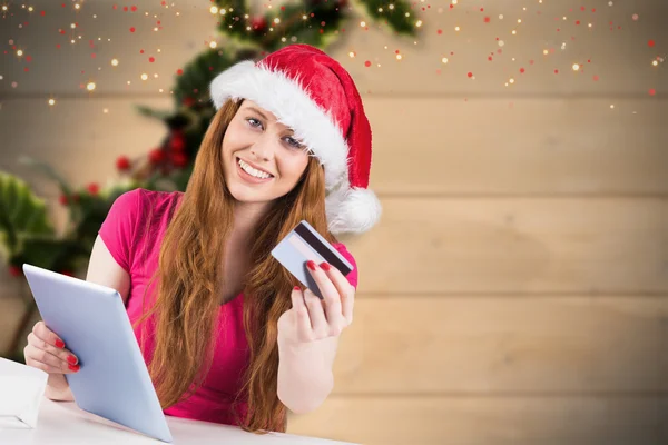 Festlig rödhårig handla online med tablett — Stockfoto